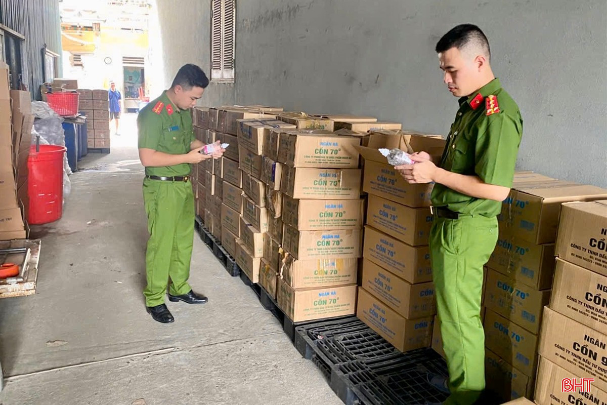Lực lượng Phòng Cảnh sát Điều tra tội phạm về tham nhũng, kinh tế, buôn lậu và môi trường (Công an tỉnh Hà Tĩnh) kiểm tra các sản phẩm cồn y tế Ethanol tại Công ty TNHH Đầu tư Dược phẩm Ngân Hà. bqbht_br_img-2338-copy.jpg