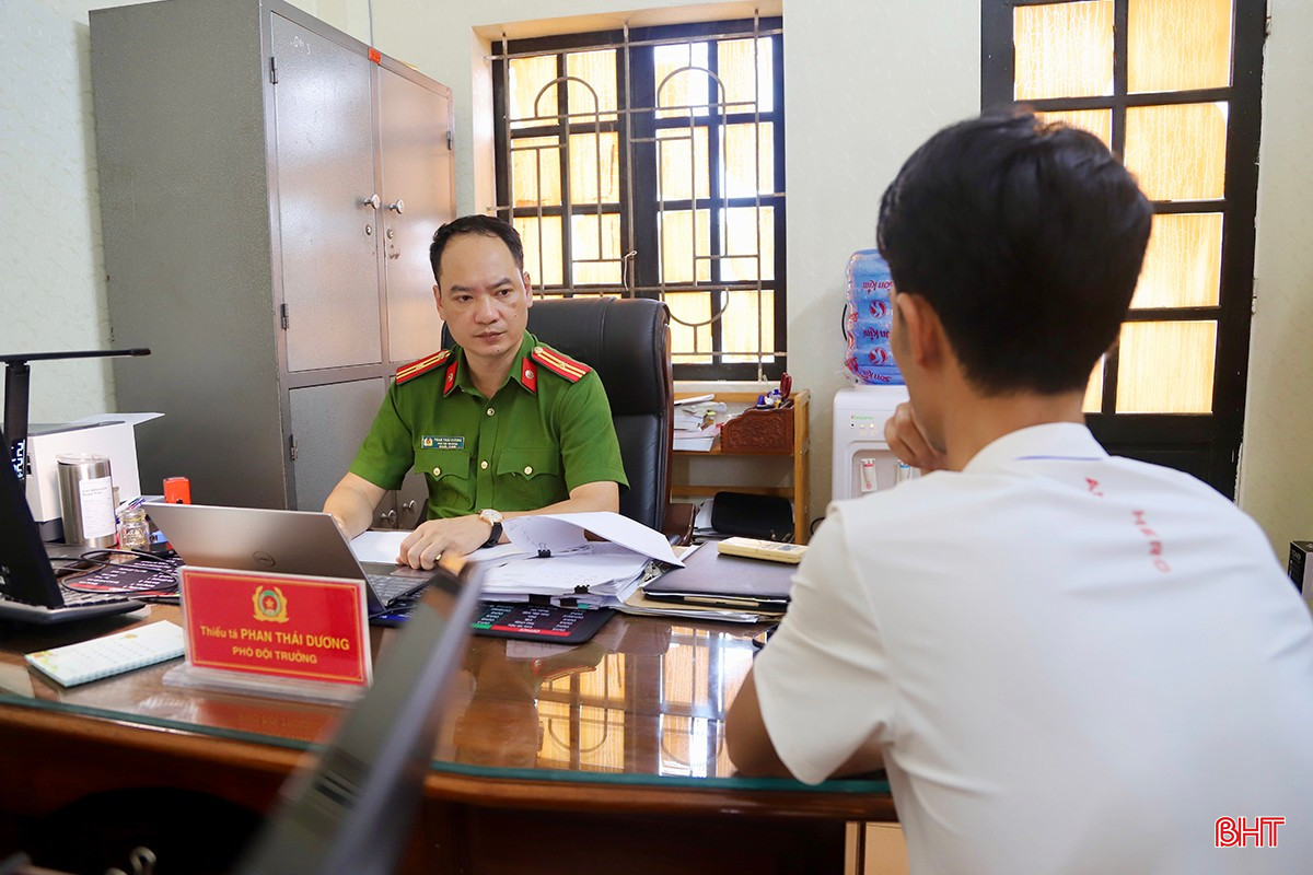 Cán bộ Phòng Cảnh sát Điều tra tội phạm về tham nhũng, kinh tế, buôn lậu và môi trường làm việc với Nguyễn Văn Diễn - Tổng Giám đốc Công ty Cổ phần Thương mại Vật tư Y tế An Bình. bqbht_br_img-7725-copy.jpg
