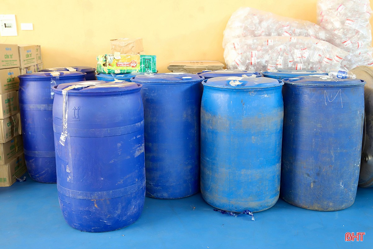 Tang vật sản xuất cồn giả bị thu giữ. bqbht_br_img-7740-copy.jpg