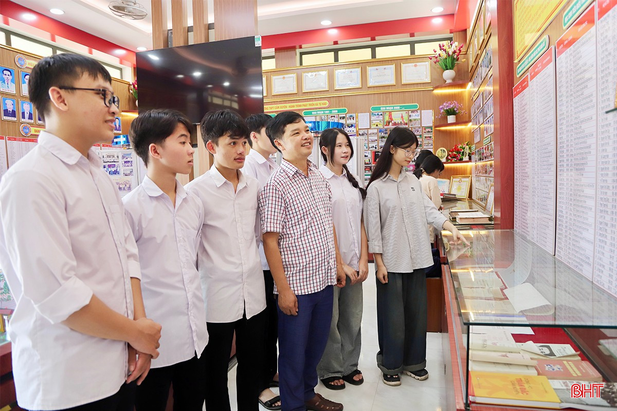Với những thành tích đã đạt được, lớp 12A1 đã trở thành niềm tự hào của Trường THPT Cẩm Xuyên. bqbht_br_img-8155-copy.jpg