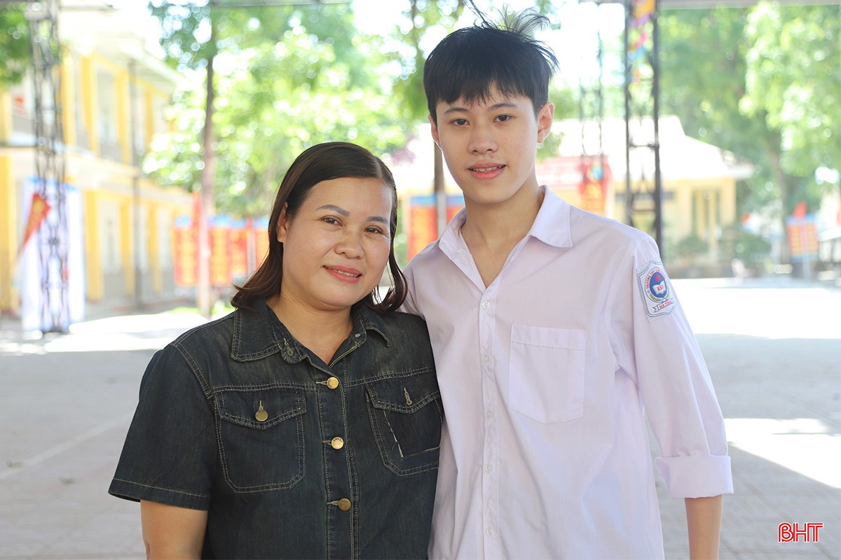Em Chu Văn Dũng vỡ oà niềm vui khi đạt điểm 10 môn Vật Lý. bqbht_br_img-8123-copy.jpg