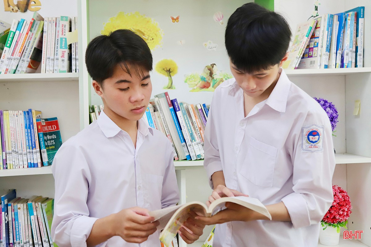 Em Hà Quyết Thắng (bên trái) nam sinh xuất sắc đạt 2 điểm 10 trong Kỳ thi tốt nghiệp THPT năm 2025. bqbht_br_img-8127-copy.jpg