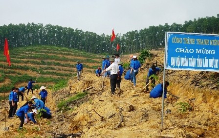 ĐVTN Tổng đội TNXP tham gia trồng mới cây cao su.