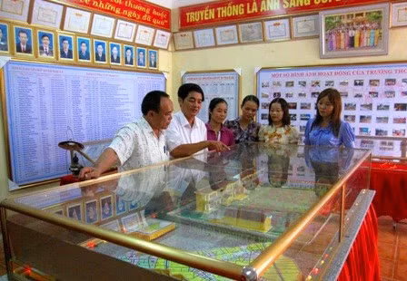 Thầy Hải giới thiệu truyền thống nhà trường Thầy Hải giới thiệu truyền thống nhà trường