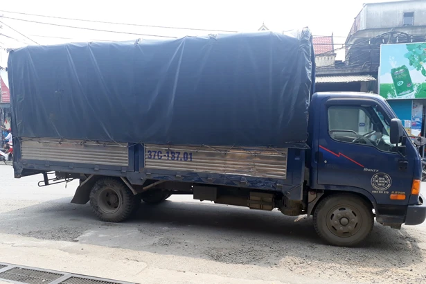 Xe khách chở 15 người đâm ngang xe tải đang qua đường