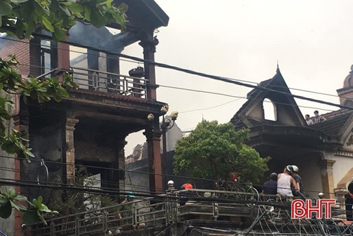 Cháy lớn tại cơ sở kinh doanh đồ nhựa ở thị trấn Tây Sơn