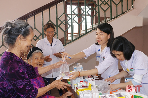 Khám, cấp thuốc miễn phí cho 300 người dân xã Cẩm Bình