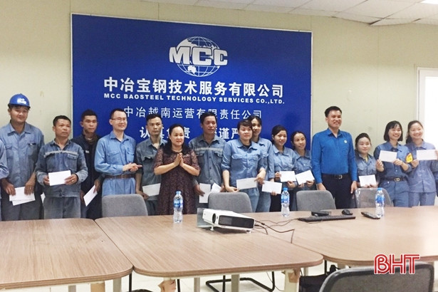 Khám sức khỏe cho 700 công nhân Khu Kinh tế Vũng Áng
