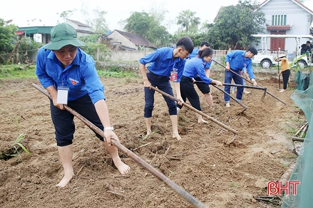 Cán bộ Đoàn tiêu biểu toàn quốc hoạt động tình nguyện tại xã Việt Xuyên