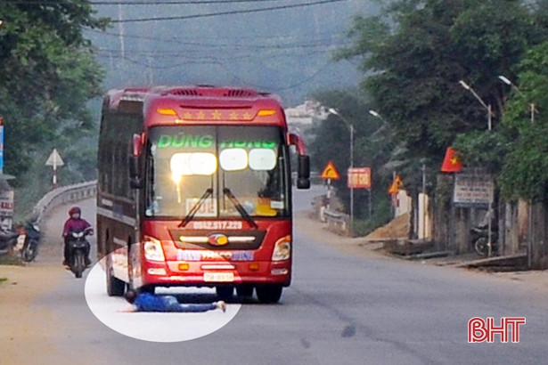 Nhậu say, nhảy ra quốc lộ… “giỡn mặt” với ô tô