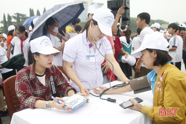Lãnh đạo Hà Tĩnh cùng hơn 1.500 cán bộ, người dân tham gia chạy Olympic