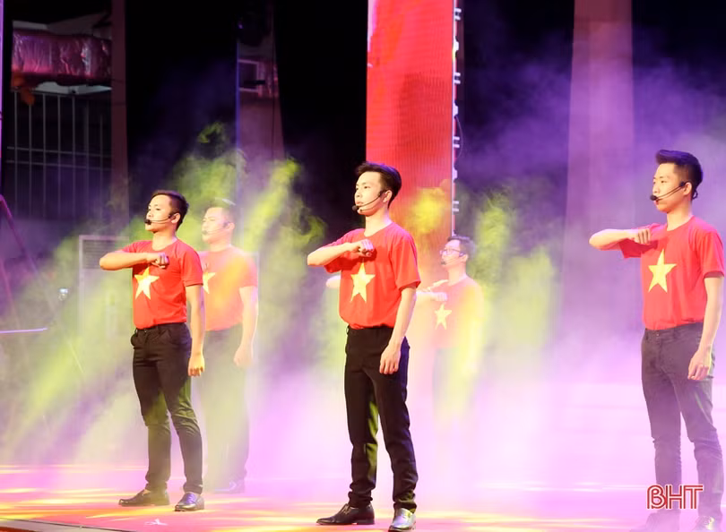 Đặc sắc chương trình nghệ thuật “Theo dấu chân Bác”