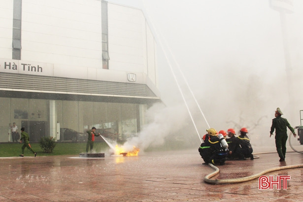Diễn tập đối phó khi xảy cháy tại showroom ô tô ở TP Hà Tĩnh