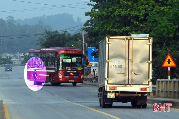 Nhậu say, nhảy ra quốc lộ… “giỡn mặt” với ô tô