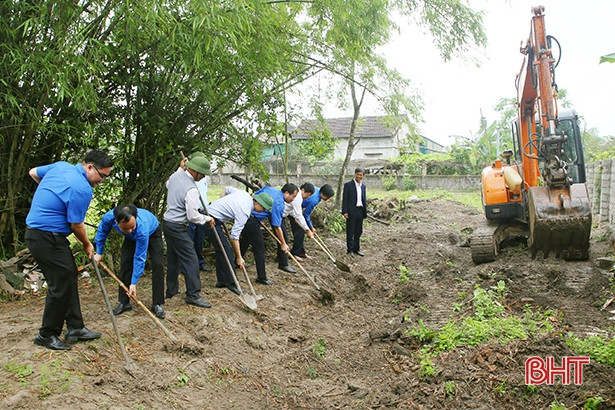 Cán bộ Đoàn tiêu biểu toàn quốc hoạt động tình nguyện tại xã Việt Xuyên