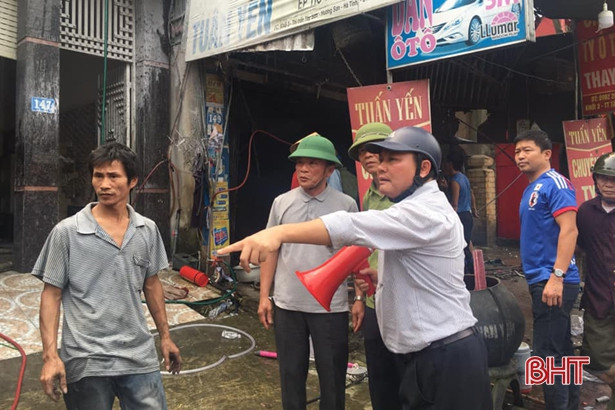 Cháy lớn tại cơ sở kinh doanh đồ nhựa ở thị trấn Tây Sơn