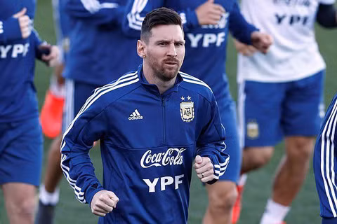 Messi tập buổi đầu tiên cùng ĐT Argentina trên sân của Real