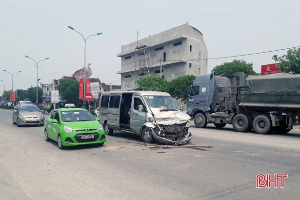 Xe khách chở 15 người đâm ngang xe tải đang qua đường