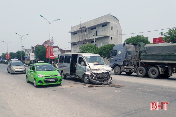 Xe khách chở 15 người đâm ngang xe tải đang qua đường