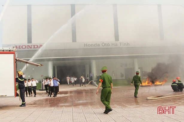 Diễn tập đối phó khi xảy cháy tại showroom ô tô ở TP Hà Tĩnh
