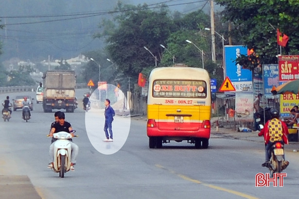 Nhậu say, nhảy ra quốc lộ… “giỡn mặt” với ô tô