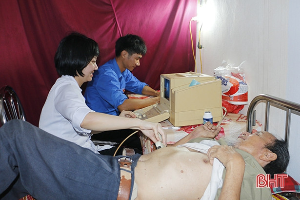 Khám, cấp thuốc miễn phí cho 300 người dân xã Cẩm Bình