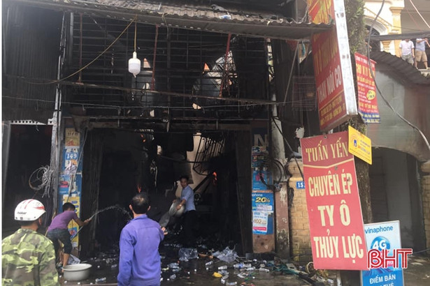 Cháy lớn tại cơ sở kinh doanh đồ nhựa ở thị trấn Tây Sơn