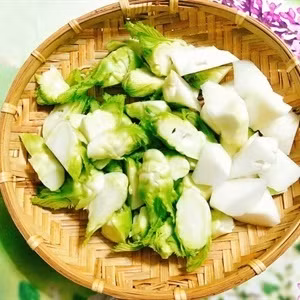 Rau mầm đá muối chua cay giòn ngon, ăn một miếng nhớ mãi