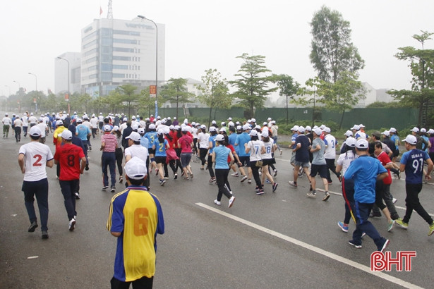 Lãnh đạo Hà Tĩnh cùng hơn 1.500 cán bộ, người dân tham gia chạy Olympic