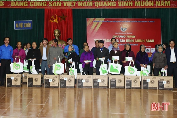 Cán bộ Đoàn tiêu biểu toàn quốc hoạt động tình nguyện tại xã Việt Xuyên