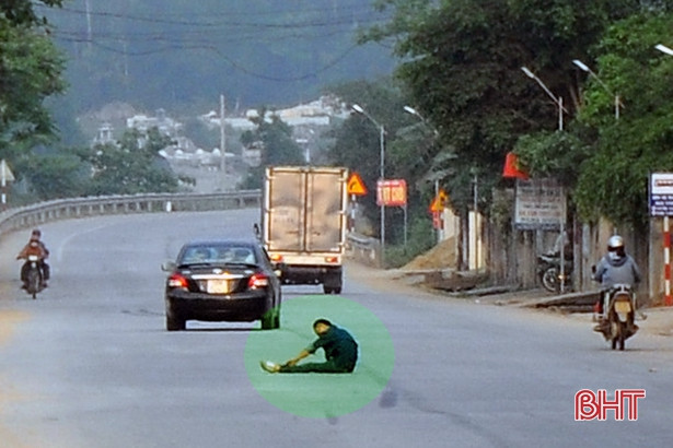 Nhậu say, nhảy ra quốc lộ… “giỡn mặt” với ô tô