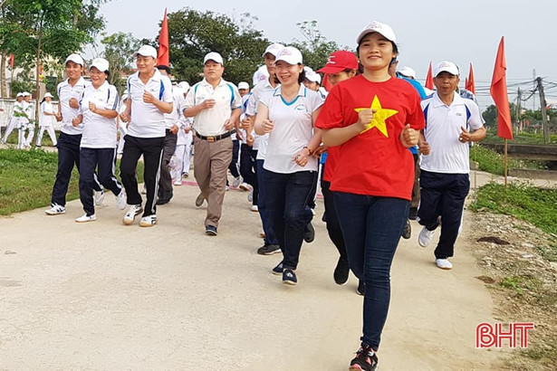 900 VĐV tham gia Ngày chạy Olympic vì sức khỏe toàn dân ở Thạch Hà