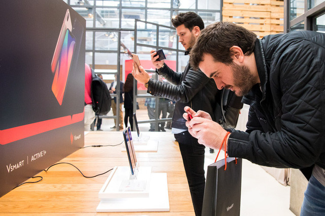 Điện thoại Vingroup chính thức lên kệ 90 cửa hàng ở Tây Ban Nha - Ảnh 1. Điện thoại Vingroup chính thức lên kệ 90 cửa hàng ở Tây Ban Nha