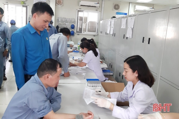 Khám sức khỏe cho 700 công nhân Khu Kinh tế Vũng Áng