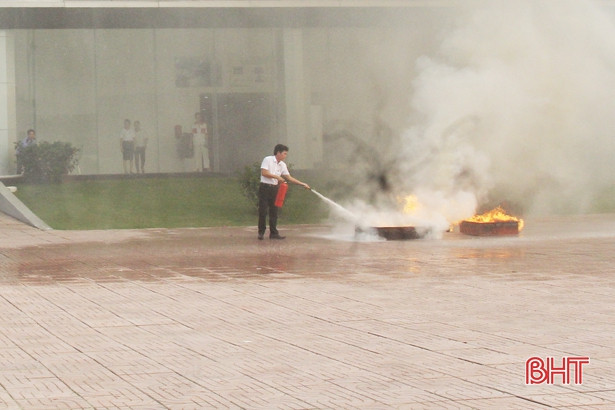 Diễn tập đối phó khi xảy cháy tại showroom ô tô ở TP Hà Tĩnh