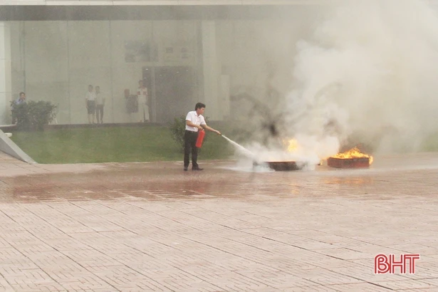 Diễn tập đối phó khi xảy cháy tại showroom ô tô ở TP Hà Tĩnh