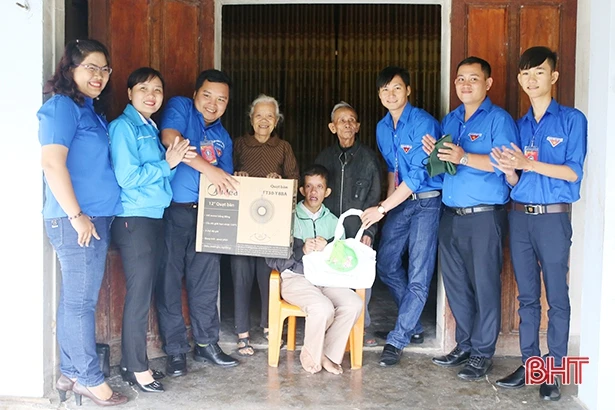 Cán bộ Đoàn tiêu biểu toàn quốc hoạt động tình nguyện tại xã Việt Xuyên