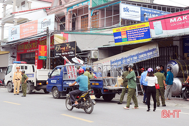 Hương Sơn ra quân lập lại trật tự an toàn giao thông