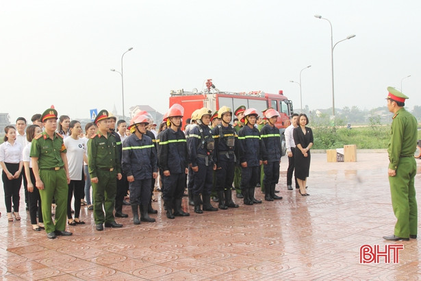 Diễn tập đối phó khi xảy cháy tại showroom ô tô ở TP Hà Tĩnh