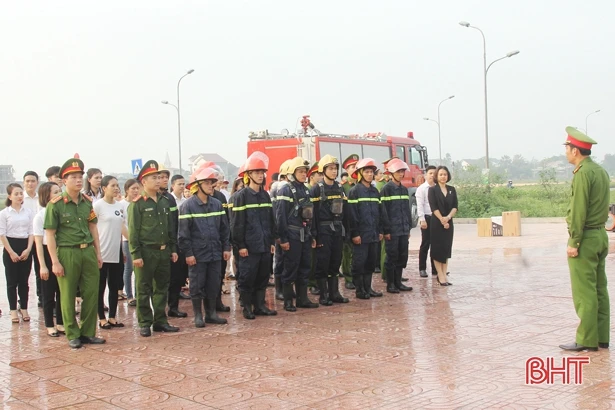 Diễn tập đối phó khi xảy cháy tại showroom ô tô ở TP Hà Tĩnh
