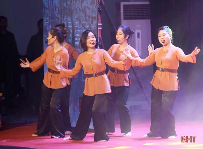 Đặc sắc chương trình nghệ thuật “Theo dấu chân Bác”