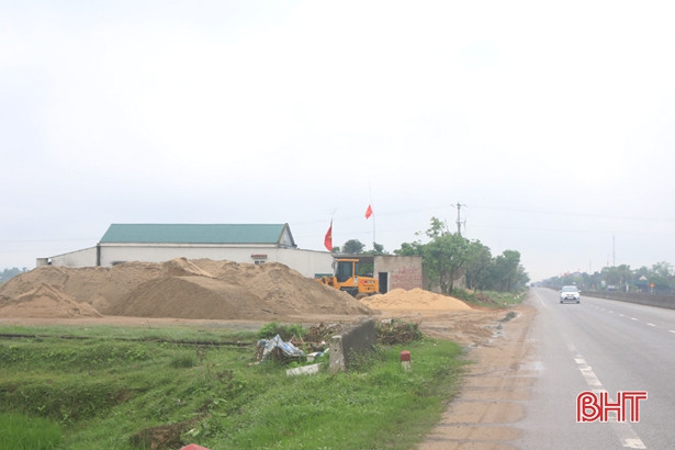 Bãi cát không phép ngang nhiên hoạt động bên QL 1A ở Hà Tĩnh