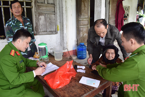 Cấp đổi, làm mới CMND cho 539 học sinh, người già, neo đơn ở Cẩm Xuyên