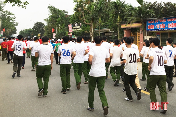 Hơn 700 người tham gia chạy Olympic ở Lộc Hà