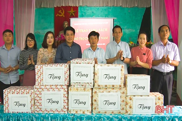 Tặng gần 400 đầu sách cho một số trường học, địa phương ở TX Kỳ Anh