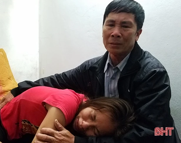 Vợ ngã quỵ khi nhận tin chồng tử nạn trong vụ ôtô lao xuống kênh tại Thái Lan