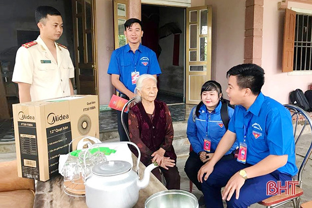 Cán bộ Đoàn tiêu biểu toàn quốc hoạt động tình nguyện tại xã Việt Xuyên