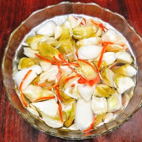 Rau mầm đá muối chua cay giòn ngon, ăn một miếng nhớ mãi