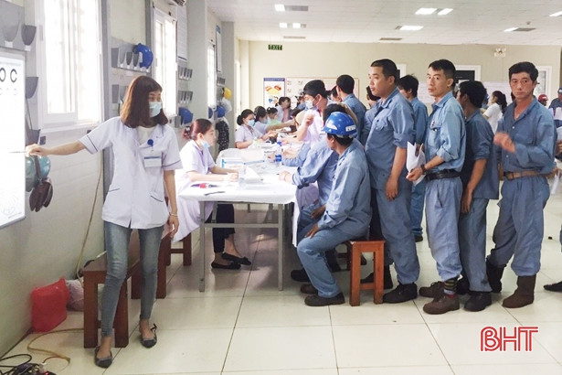 Khám sức khỏe cho 700 công nhân Khu Kinh tế Vũng Áng