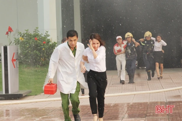 Diễn tập đối phó khi xảy cháy tại showroom ô tô ở TP Hà Tĩnh